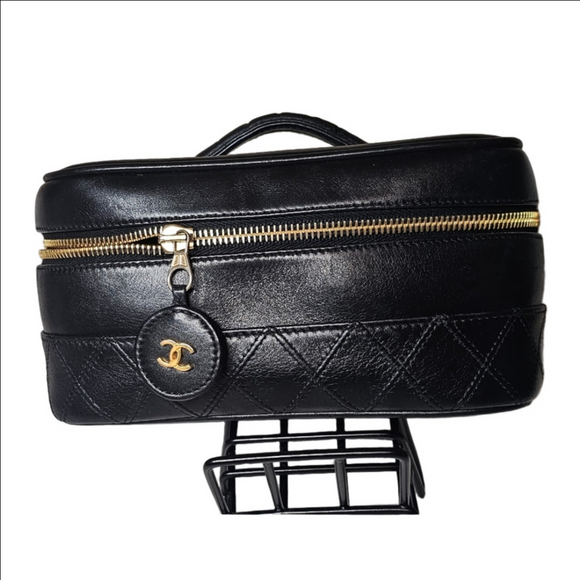 CHANEL Handbags - Vintage CHANEL CC Vanity Bag